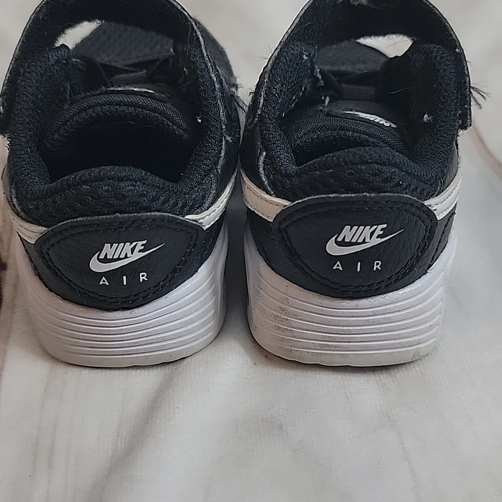Nike Air Black and White Swoosh size 5C Children's Toddler Baby Easy On Velcro